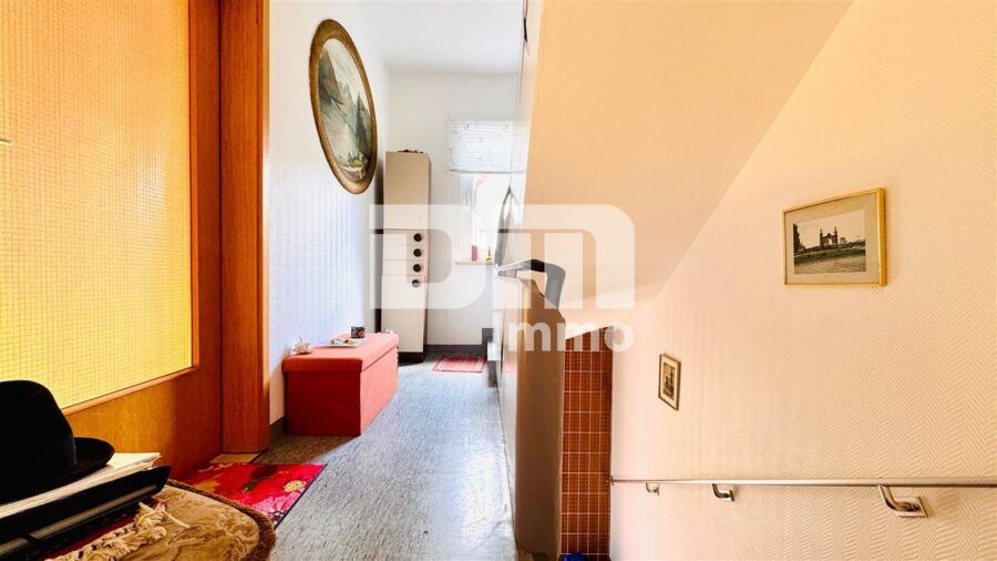 Ein- Zweifamilienhaus mit Innenhof, Balkon, Dachterrasse + Garage und zusätzliche Nutzflächen - Treppenhaus Hochparterre